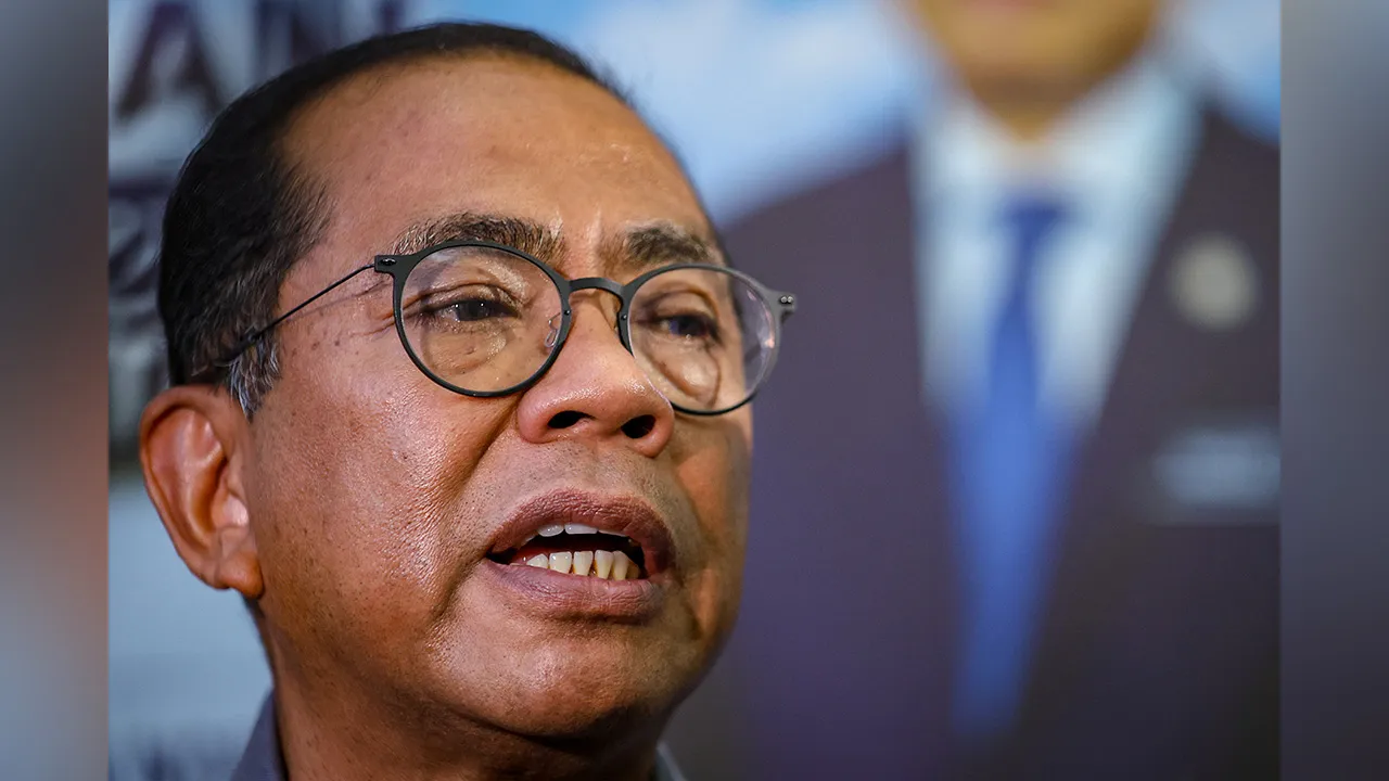 MUAR, 17 Mei -- Menteri Pertahanan Datuk Seri Mohamed Khaled Nordin bercakap kepada pemberita pada Majlis Pelancaran Program Jiwa Murni MADANI Kementah di Felda Maokil hari ini.  --fotoBERNAMA (2026) HAK CIPTA TERPELIHARA
