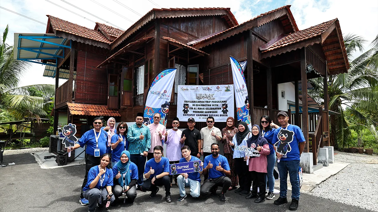 MUAR, 28 Mei -- Pengarah Kanan Bahagian Pengiklanan dan Digital, Tourism Malaysia, Mohd Akmal Setia (lima, kanan), bergambar bersama peserta pada Program Pakej Promosi Sempena Perayaan Eid al-Adha, di Homestay Sarang Buaya hari ini._BERNAMA