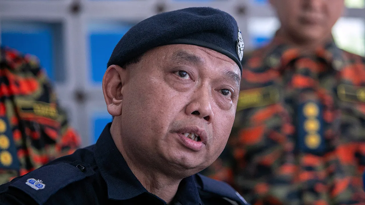 TAPAH, 28 Mei -- Timbalan Ketua Polis Daerah (TKPD) Tapah DSP Mohd Fadzil Ismail bercakap pada sidang media di Pos Kuala Poh, di sini, hari ini.  Operasi mencari dan menyelamat (SAR) pendaki wanita, Jaslinda Saludin, 49, yang dilaporkan hilang ketika mendaki Gunung Batu Putih, di sini, pada 23 Mei lalu, akan memberi tumpuan sekitar jajaran Sungai Ayer Busok, dipercayai menjadi laluan mangsa untuk mendapatkan sumber air._BERNAMA