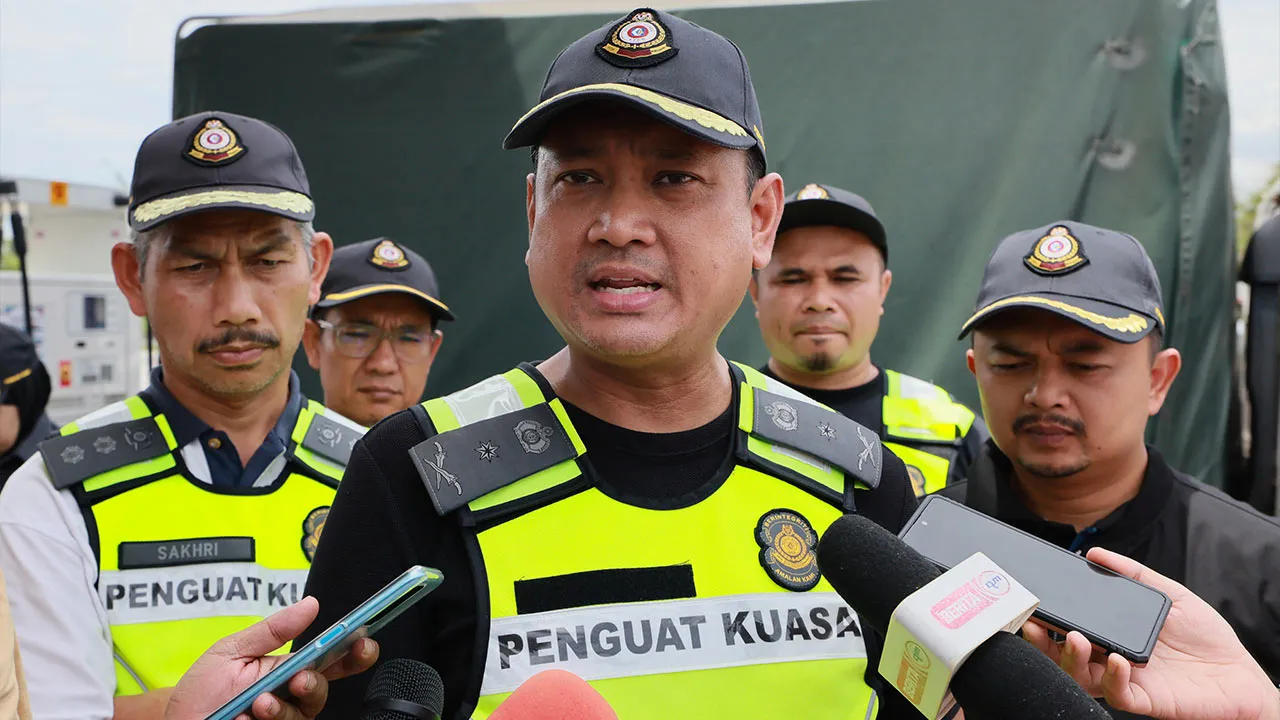 BANDAR PERMAISURI, 23 Mei -- Pengarah Kementerian Perdagangan Dalam Negeri dan Kos Sara Hidup (KPDN) Terengganu, Mohd Musfi Lat (tengah) pada sidang media mengenai penyalahgunaan permit khas pembelian petrol dalam Ops Tiris di sebuah stesen minyak di Merang, hari ini.  Dalam operasi tersebut, pihak penguat kuasa KPDN telah menahan seorang lelaki berusia lingkungan 30-an bersama dua tong drum berisi 500 liter minyak petrol  bersubsidi dianggarkan bernilai RM1,600.  -- fotoBERNAMA (2026) HAK CIPTA TERPELIHARA