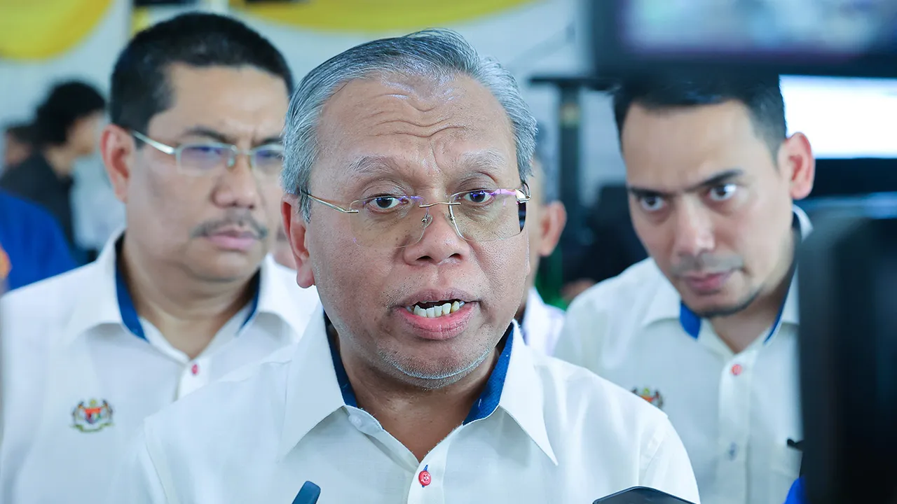 KUALA PILAH, 13 Dis -- Timbalan Ketua Pengarah Perkhidmatan Awam (Operasi), Datuk Mohd Shaiful Ibrahim ditemui media selepas Majlis Penutupan Rasmi Kampung Angkat dan Sekolah Angkat MADANI Jabatan Perkhidmatan Awam (JPA) di Perkampungan Budaya Terachi, hari ini.  --fotoBERNAMA (2025) HAK CIPTA TERPELIHARA