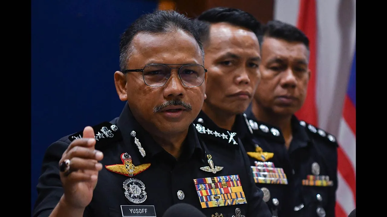 KOTA BHARU, 18 Mei -- Ketua Polis Kelantan Datuk Mohd Yusoff Mamat menjawab pertanyaan pemberita pada sidang media di Ibu Pejabat Polis Kontinjen (IPK) Kelantan hari ini.
