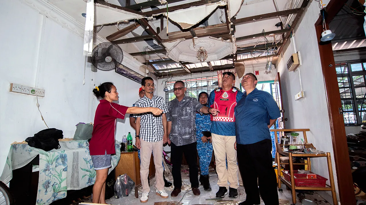 LABUAN, 17 Mei -- Ketua Pengarah Jabatan Wilayah Persekutuan (JWP) Datuk Muhammad Azmi Mohd Zain (dua, kiri) melakukan lawatan di salah sebuah rumah yang terjejas teruk akibat bencana ribut di Perumahan MPL hari ini.  Dalam kejadian ribut yang melanda pada malam Selasa lalu, sebanyak 33 rumah mengalami kerosakan membabitkan bumbung tercabut dan siling runtuh._BERNAMA