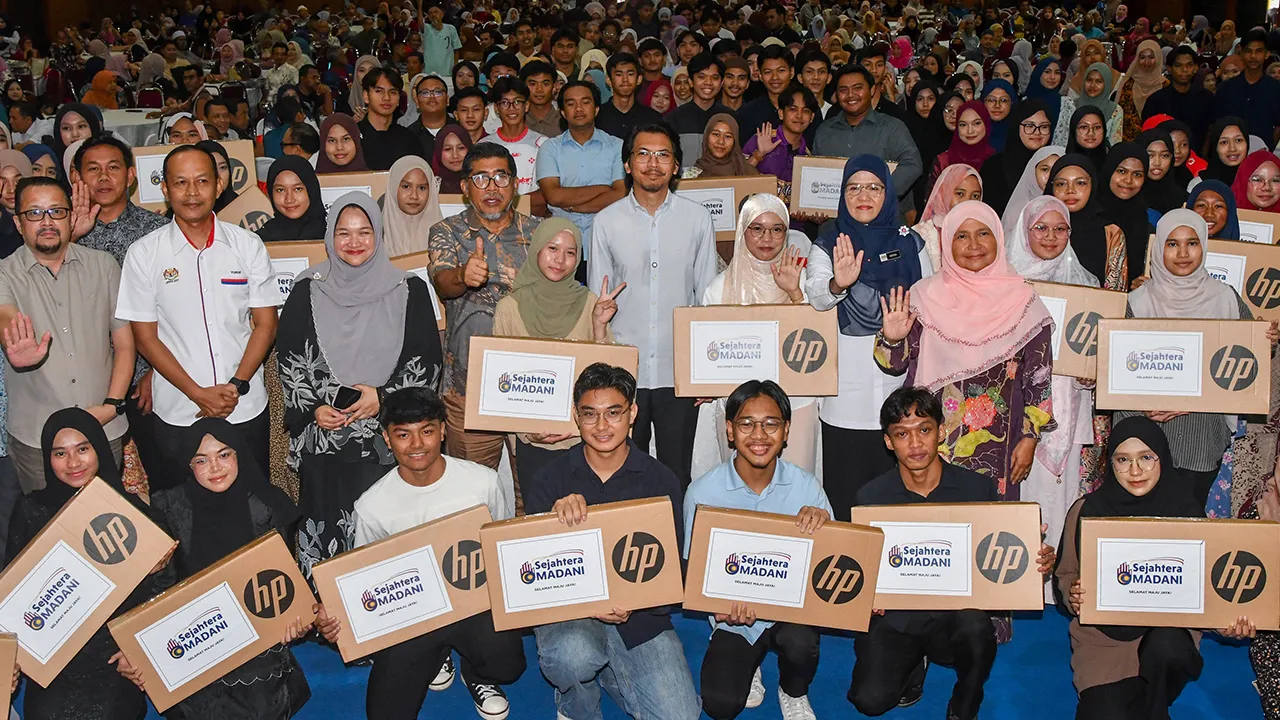KOTA BHARU, 23 Mei -- Setiausaha Politik kepada Menteri Kewangan Muhammad Kamil Abdul Munim (tengah) bersama para pelajar yang menerima bantuan pada Program Sumbangan Komputer Riba dan Bantuan Awal ke Institusi Pengajian Tinggi di Politeknik Kota Bharu hari ini._BERNAMA