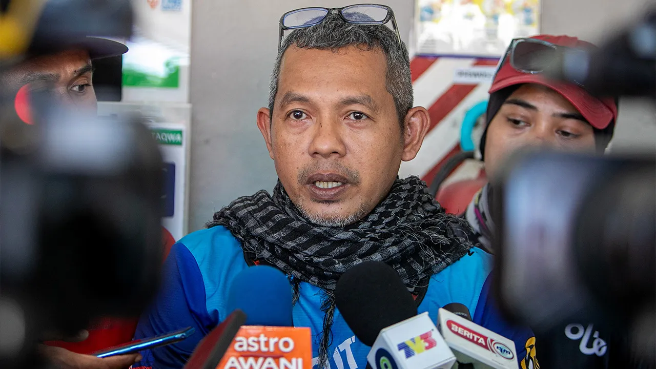 TAPAH, 29 Mei -- Malim Perhutanan Negeri Perak Muzafar Mohamad ditemubual wartawan ketika ditemui di Pos Kawalan Bomba (PKB) di Pos Kuala Poh semalam.  Suhu yang boleh mencecah sekitar enam darjah Celsius di kawasan berketinggian sekitar 2,130 meter di Gunung Batu Putih menjadi antara cabaran utama perlu ditempuhi dalam misi mencari dan menyelamat (SAR) seorang pendaki wanita, Jaslinda Saludin, 49, yang dilaporkan hilang sejak 23 Mei lalu.  Muzafar, berkata operasi SAR yang memasuki hari kelima itu turut be