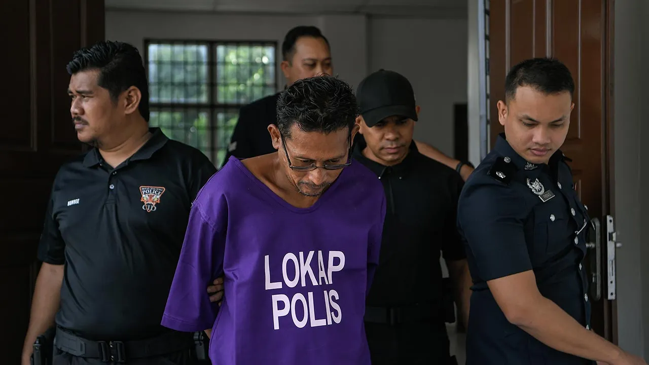 BALING, 13 Mei -- Mekanik Mohd Shahifuldin Mohd Shahiran, 46, mengaku tidak bersalah di Mahkamah Sesyen dan Majistret hari ini atas lima pertuduhan memiliki senjata api dan peluru tanpa lesen, awal bulan ini.  Mohd Shahifuldin membuat pengakuan tersebut selepas semua pertuduhan dibacakan jurubahasa mahkamah di hadapan hakim Rohaida Ishak.  Mahkamah tidak membenarkan jaminan terhadap tertuduh sebelum menetapkan 12 Julai depan sebagai tarikh sebutan semula kes.  --fotoBERNAMA (2026) HAK CIPTA TERPELIHARA