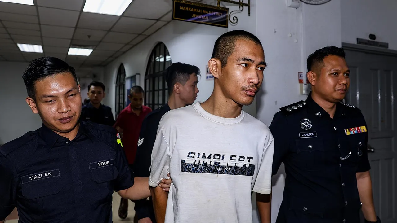 JOHOR BAHRU, 13 Mei -- Penarik kereta Muhamad Yaccob Ibrahim, 28, (dua, kanan) dipenjara tujuh bulan oleh dua Mahkamah Majistret hari ini, selepas mengaku bersalah melakukan perbuatan menyimbah cat pada dua buah rumah pada Disember tahun lalu dan April lepas.  Hakim Azureen Sahira Sauffee Afandi menjatuhkan hukuman penjara tiga bulan dari tarikh sabitan (hari ini) manakala Majistret Nabilah Nizam menjatuhkan hukuman penjara empat bulan dari tarikh tangkapan (16 April) terhadap Muhamad Yaccob.  --fotoBERNAMA