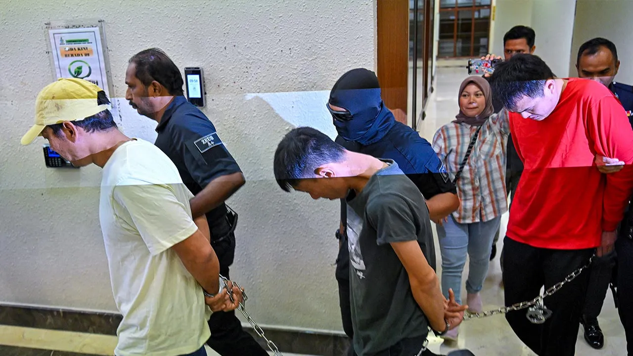 KUALA LUMPUR, 14 Mei -- Tiga rakan didakwa di Mahkamah Sesyen di sini hari ini atas pertuduhan menyebabkan kecederaan parah terhadap seorang lelaki dalam kejadian di sebuah restoran di Kepong pada 7 Mei lepas.  Tukang kayu Wong Weng Luen, 49, juruteknik Lai Kae Bin, 33, dan pekerja pusat memorial Wan Ken Fei, 30, mengaku tidak bersalah selepas pertuduhan terhadap mereka dibacakan di hadapan Hakim Noridah Adam.  --fotoBERNAMA (2026) HAK CIPTA TERPELIHARA