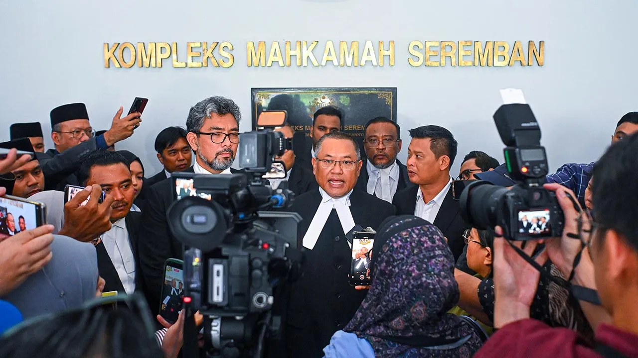 SEREMBAN, 13 Mei -- Peguam Awang Armadajaya Awang Mahmud (tengah) menjawab pertanyaan wartawan semasa sidang media ketika hadir bagi prosiding di Mahkamah Tinggi, hari ini.  Mahkamah Tinggi di sini mengarahkan dua defendan dalam saman pemula difailkan Datuk Mubarak Thahak dan lima lagi individu supaya mengemukakan afidavit bagi menyokong bantahan terhadap bidang kuasa mahkamah dalam tempoh tujuh hari.  Hakim Roz Mawar Rozain mengarahkan demikian selepas mendengar bantahan awal daripada defendan pertama, Set