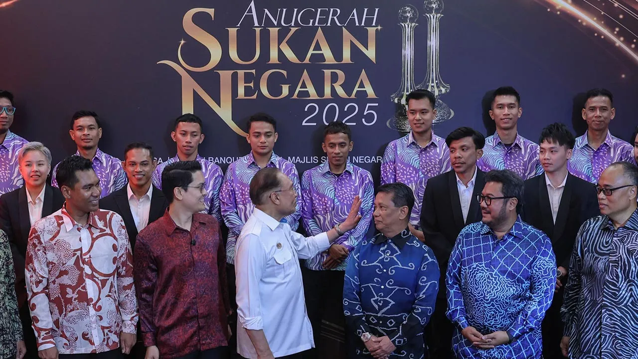 Kuala Lumpur , 19 Mei 2026. Perdana Menteri ,Datuk Seri Anwar Ibrahim bergambar bersama Atlet Negara pada Majlis Anugerah Sukan Negara 2025 di Majlis Sukan Negara Bukit Jalil.Astro AWANI/SHAHIR OMAR