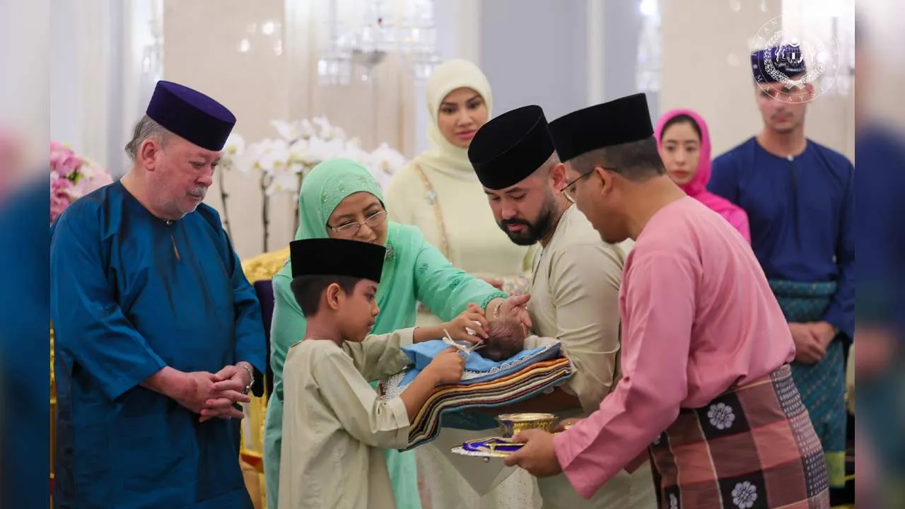 MAJLIS BERANDAM SURAI PUTERI PEMANGKU SULTAN JOHOR SELAMAT DILANGSUNGKAN Majlis Berandam Surai buat anakanda kelima dan Puteri ketiga DYAM Tunku Mahkota Ismail, Pemangku Sultan Johor selamat dilangsungkan di Istana Bukit Serene, Johor Bahru hari ini (15 Mei). YAM Che’ Puan Mahkota Khaleeda Johor selamat melahirkan YAM Tunku Khadeeja Khayra Iskandariah Binti Tunku Ismail pada 5 April di Hospital Sultanah Aminah (HSA), Johor Bahru. Majlis diserikan lagi dengan keberangkatan KDYMM SPB Yang di-Pertuan Agong, Su