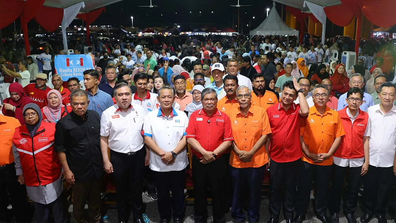SEREMBAN, 6 Mei -- Presiden AMANAH Datuk Seri Mohamad Sabu dan Setiausaha Agung DAP Anthony Loke bersama orang ramai selepas Ceramah Perdana Pimpinan Utama Pakatan Harapan di luar perkarangan Stadium Tuanku Abdul Rahman Paroi malam ini.  Turut hadir, Ketua Setiausaha Pakatan Harapan Datuk Seri Saifuddin Nasution Ismail dan Pengerusi Pakatan Harapan (PH) Negeri Sembilan Datuk Seri Aminuddin Harun.   --fotoBERNAMA (2026) HAK CIPTA TERPELIHARA