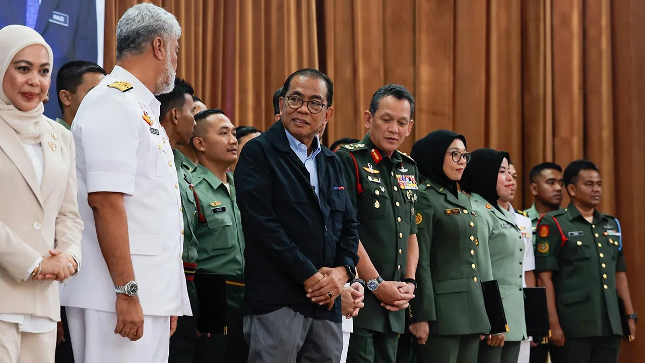 MELAKA, 15 Mei -- Menteri Pertahanan Datuk Seri Mohamed Khaled Nordin (depan, tiga kiri) semasa bergambar kenangan bersama sebahagian penerima surat tamat pengajian pada Majlis Peluncuran Program Work-Based Learning (WBL) Kementerian Pertahanan di Dewan Serbaguna Kem Terendak, hari ini.  Peruntukan Program WBL untuk anggota Angkatan Tentera Malaysia (ATM) ditingkatkan daripada RM3 juta kepada RM9.9juta tahun ini bagi memperluas peluang kepada 1,520 anggota memperoleh pengiktirafan akademik berasaskan pengal