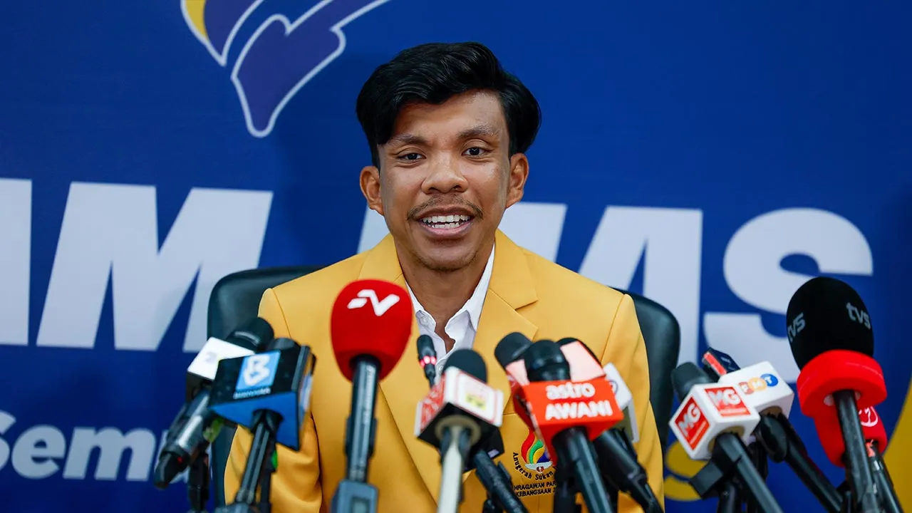 KUALA LUMPUR, 19 Mei -- Jaguh para berbasikal Mohammad Yusof Hafizi Shahruddin yang dinobatkan sebagai Olahragawan Paralimpik Kebangsaan ketika ditemu bual selepas menghadiri Majlis Anugerah Sukan Negara 2025 di Majlis Sukan Negara (MSN) hari ini.  -- fotoBERNAMA (2026) HAK CIPTA TERPELIHARA