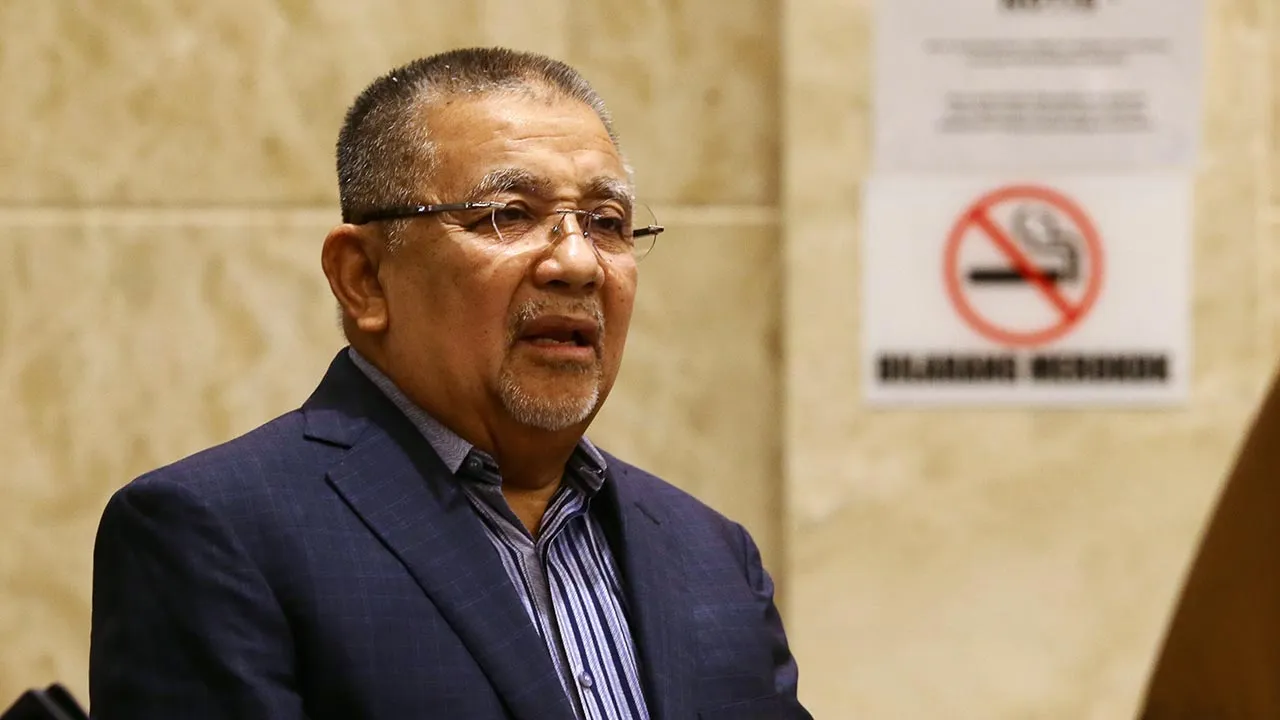 PUTRAJAYA, 6 Mac -- Mahkamah Rayuan hari ini melepas dan membebaskan bekas Pengerusi Felda Tan Sri Mohd Isa Abdul Samad daripada kesemua sembilan pertuduhan rasuah membabitkan RM3 juta berhubung pembelian Merdeka Palace Hotel & Suites (MPHS) di Kuching, Sarawak.  Panel tiga hakim diketuai Datuk Vazeer Alam Mydin Meera, secara sebulat suara membatalkan sabitan dan hukuman penjara enam tahun dan denda RM15.45 juta yang dijatuhkan oleh Mahkamah Tinggi Kuala Lumpur pada 3 Feb 2021 selepas membenarkan rayuan bek