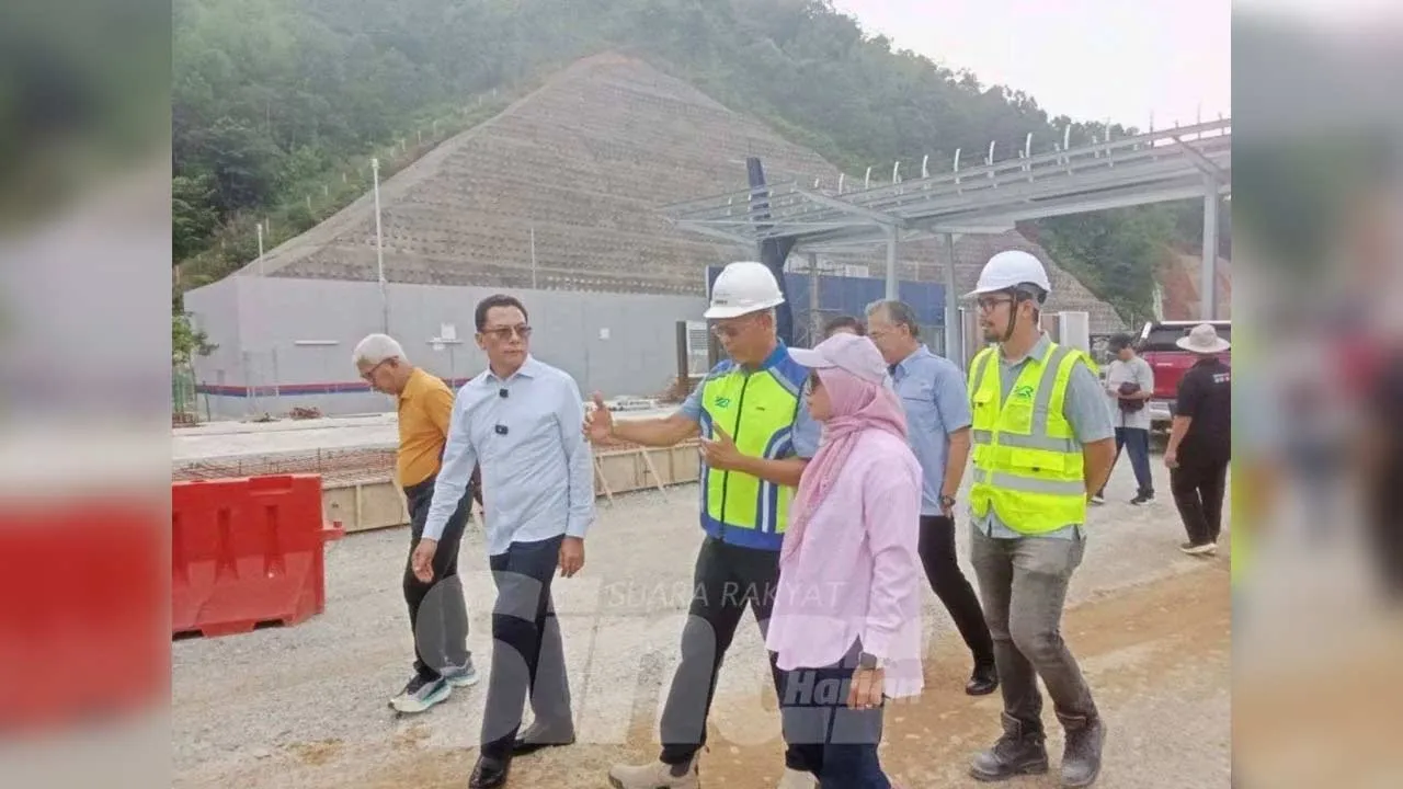 Mohd Kamri (dua kiri) ketika meninjau keadaan tapak projek berkenaan bersama pihak kontraktor dan agensi terlibat pada Isnin.