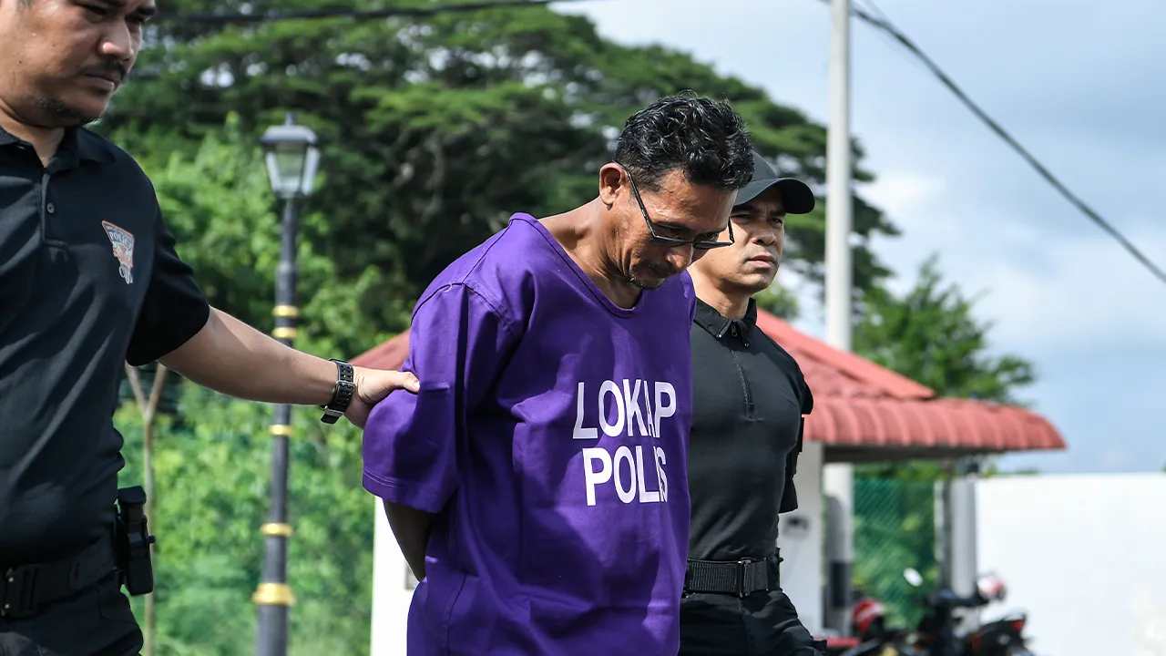 BALING, 13 Mei -- Mekanik Mohd Shahifuldin Mohd Shahiran, 46, mengaku tidak bersalah di Mahkamah Sesyen dan Majistret hari ini atas lima pertuduhan memiliki senjata api dan peluru tanpa lesen, awal bulan ini.  Mohd Shahifuldin membuat pengakuan tersebut selepas semua pertuduhan dibacakan jurubahasa mahkamah di hadapan hakim Rohaida Ishak.  Mahkamah tidak membenarkan jaminan terhadap tertuduh sebelum menetapkan 12 Julai depan sebagai tarikh sebutan semula kes.  --fotoBERNAMA (2026) HAK CIPTA TERPELIHARA