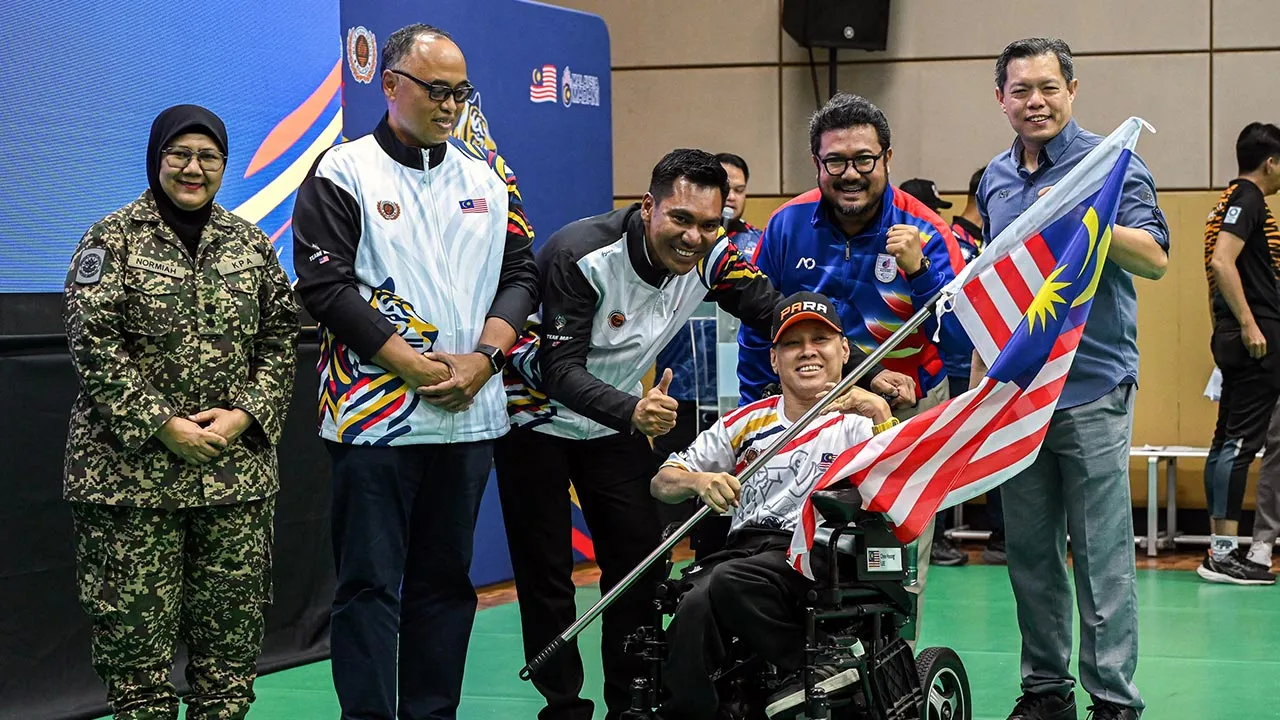 KUALA LUMPUR, 11 Mei -- Timbalan Menteri Belia dan Sukan, Mordi Bimol (tiga, kiri) menyerahkan Jalur Gemilang kepada kontinjen atlet para Malaysia pada Majlis Perasmian Kem Fasa 1 Temasya Sukan Para ASEAN 2027 di Pusat Kecemerlangan Sukan Paralimpik, Kampung Pandan hari ini.  Turut hadir, Ketua Pengarah Majlis Sukan Negara (MSN) Jefri Ngadirin (dua, kiri) dan Presiden Majlis Paralimpik Malaysia (MPM) Datuk Seri Megat D. Shahriman Zaharudin (dua, kanan).  --fotoBERNAMA (2026) HAK CIPTA TERPELIHARA