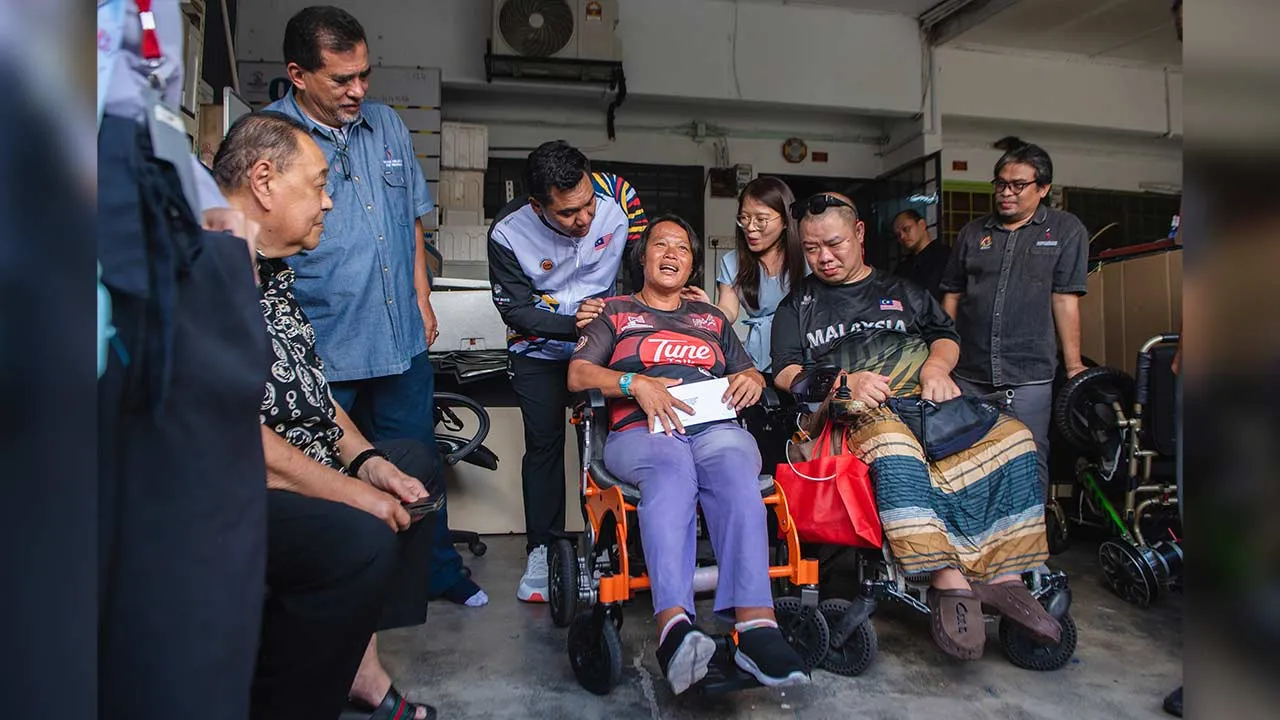 KUALA LUMPUR, 14 Mei -- Timbalan Menteri Belia dan Sukan, Mordi Bimol (tiga,kiri) menziarah bekas atlet renang para negara, Koh Lee Peng (tiga, kanan) di Taman Sri Mujur hari ini.  Mordi menyampaikan sumbangan berjumlah RM1,000 serta bakul makanan kepada Lee Peng yang baru-baru ini mengalami kemalangan ketika dalam perjalanan ke Bukit Bintang untuk menjual tisu.  -- fotoBERNAMA (2026) HAK CIPTA TERPELIHARA