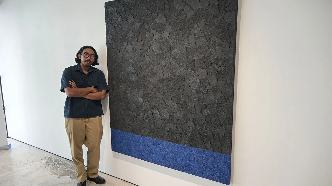KUALA LUMPUR, 2 Mei -- Pelukis, Muhamat Ammar Idris bergambar bersama hasil karyanya selepas Majlis Perasmian Pameran Iltizam Alir di Menara Chan baru-baru ini._BERNAMA