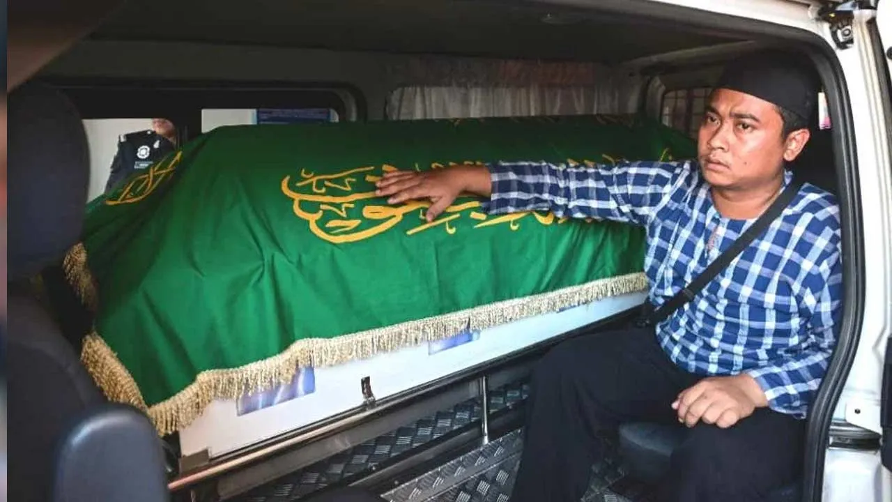 Ahli keluarga mengiringi jenazah Muhammad Faezuan Hakim, ketika dibawa ke Kuantan selepas proses bedah siasat di Jabatan Perubatan Forensik Hospital Sultanah Nur Zahirah (HSNZ) pada Isnin. Foto Bernama