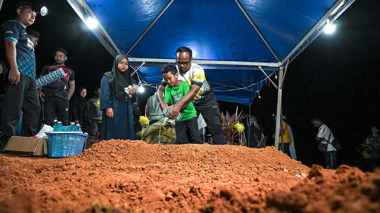 TANJONG MALIM, 27 Mei -- Bapa, Azizul Abdul Aziz, 48, menyiram air di pusara anaknya, Nur Izzati Humaira Azizul, 19, sebaik dikebumikan di Tanah Perkuburan Islam Felda Trolak Utara pagi tadi.  Remaja perempuan itu meninggal dunia selepas dilaporkan hilang ketika mendaki Bukit Changkat Asa, dekat sini, Sabtu lepas.  Semalam, mayat mangsa ditemukan di luar laluan pendakian oleh anggota operasi mencari dan menyelamat (SAR) pada 11.59 pagi, kira-kira 500 meter dari lokasi terakhir dia dilihat serta satu kilomet