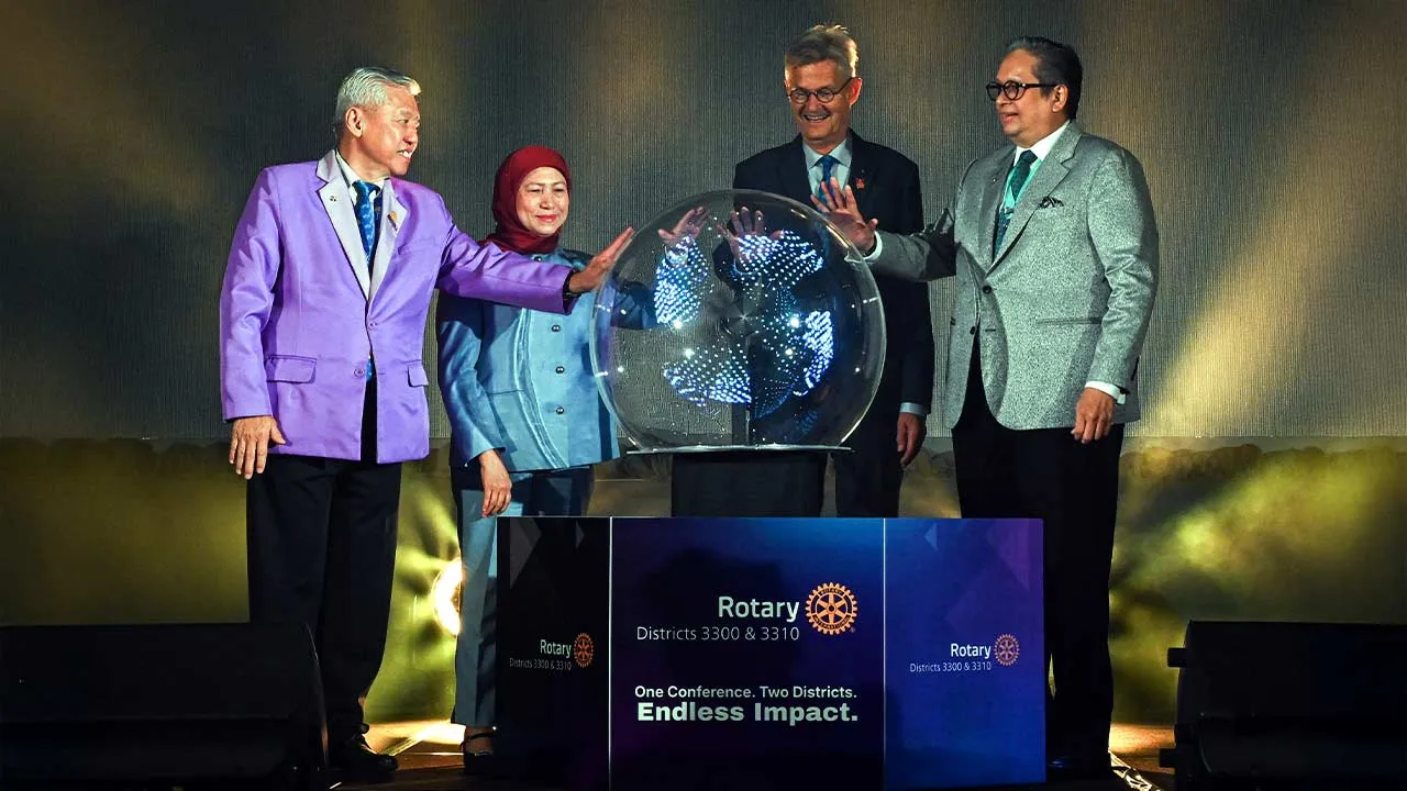 KUALA LUMPUR, 23 Mei -- Menteri Pembangunan Wanita, Keluarga dan Masyarakat Datuk Seri Nancy Shukri (dua, kiri) pada gimik Perasmian Persidangan Rotary 2026 (DisCon26) di bawah tema penyatuan “Bersatu Demi Kebaikan” di Pusat Persidangan dan Acara Connexion, Kuala Lumpur hari ini.  Turut hadir, Gabenor Wilayah 3300, Edward Khoo (kiri); Gabenor Wilayah 3310 dari Singapura, Dr Shahul Hameed (kanan) dan Wakil Presiden Rotary International serta Pengerusi Pemegang Amanah The Rotary Foundation 25/26, Holger Knaac