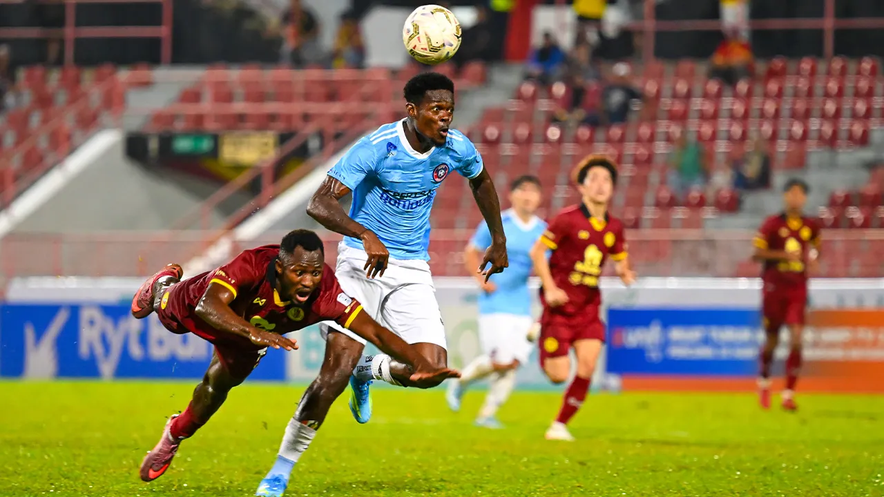SEREMBAN, 3 Mei -- Pemain Negeri Sembilan FC J Esso (kiri) terjatuh ketika bersaing mendapatkan bola dari pemain Melaka FC Noel Abgre (tengah) pada perlawanan Liga Super di Stadium Tuanku Abdul Rahman Paroi hari ini.  Keputusan semasa Negeri Sembilan 0-0 Melaka FC.  --fotoBERNAMA (2026) HAK CIPTA TERPELIHARA