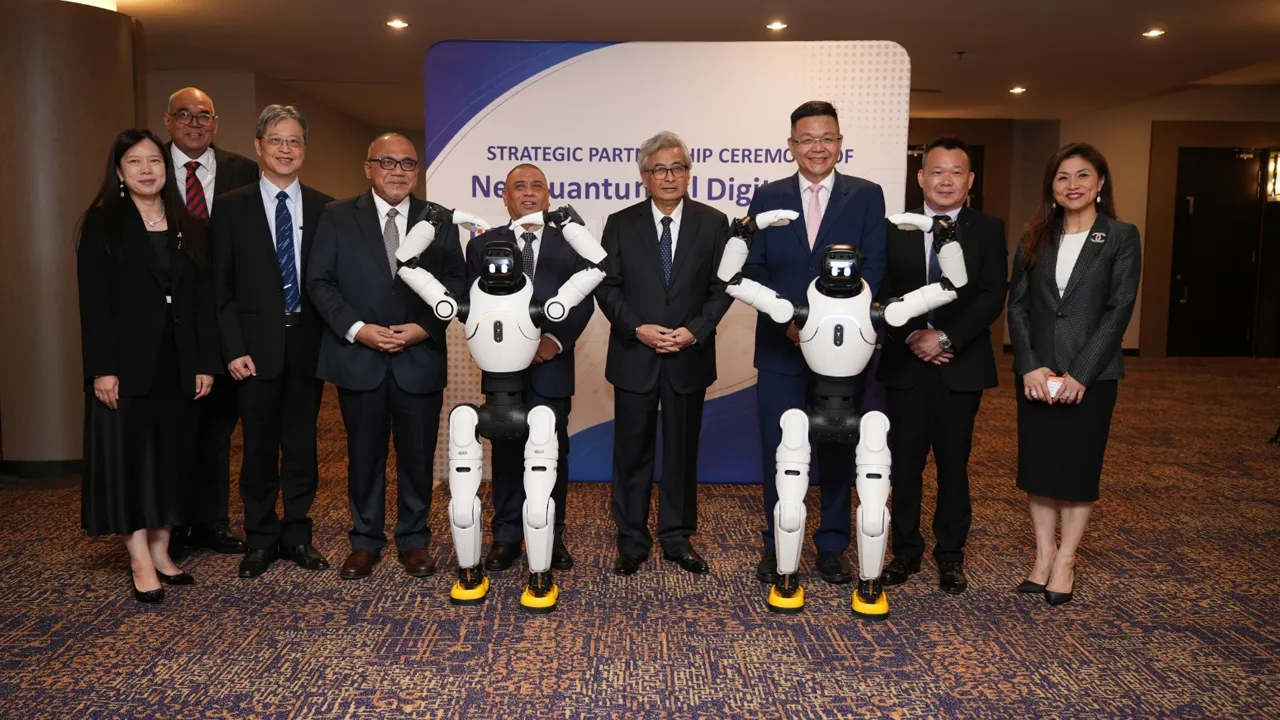 Duli Yang Amat Mulia Raja Iskandar Dzurkarnain ibni Almarhum Sultan Idris A’fifullah Shah, Raja Di-Hilir Perak Darul Ridzuan takes a moment to engage with two humanoids at the Strategic Partnership Ceremony of NexQuantum AI Digital Park, Ipoh, 14 May 2026.