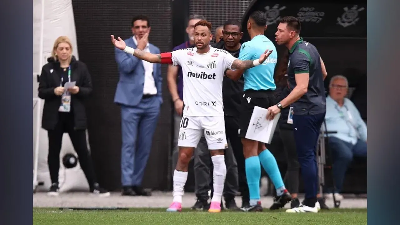Akibat pegawai perlawanan keempat tersilap penggantian pemain, bekas bintang Paris Saint-Germain (PSG), Neymar, terus tidak dibenarkan beraksi serta dipaksa keluar daripada padang, sekali gus menyaksikan Santos tewas 0-3 kepada Coritiba semalam. -- stadiumastro