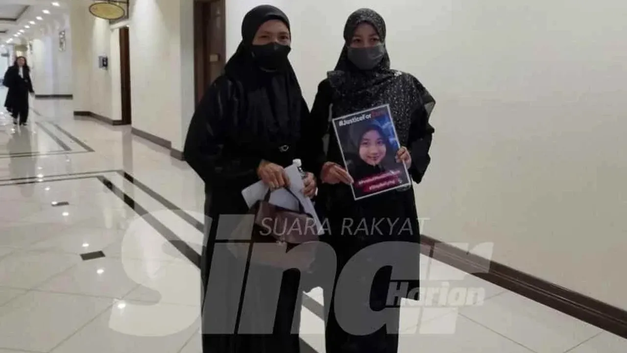 Noraidah yang memegang potret anaknya, Zara Qairina bersama kakak iparnya, Nur Shira hadir ke Mahkamah Kota Kinabalu._Sinar Harian