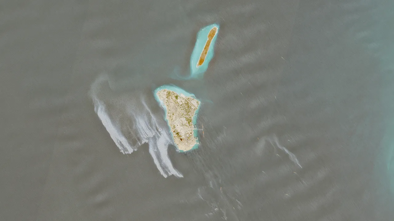 A satellite image shows likely oil spill covering dozens of square kilometers near Iran's Kharg Island, May 6, 2026. EUROPEAN UNION/COPERNICUS SENTINEL-2/Handout via REUTERS THIS IMAGE HAS BEEN SUPPLIED BY A THIRD PARTY. MANDATORY CREDIT.