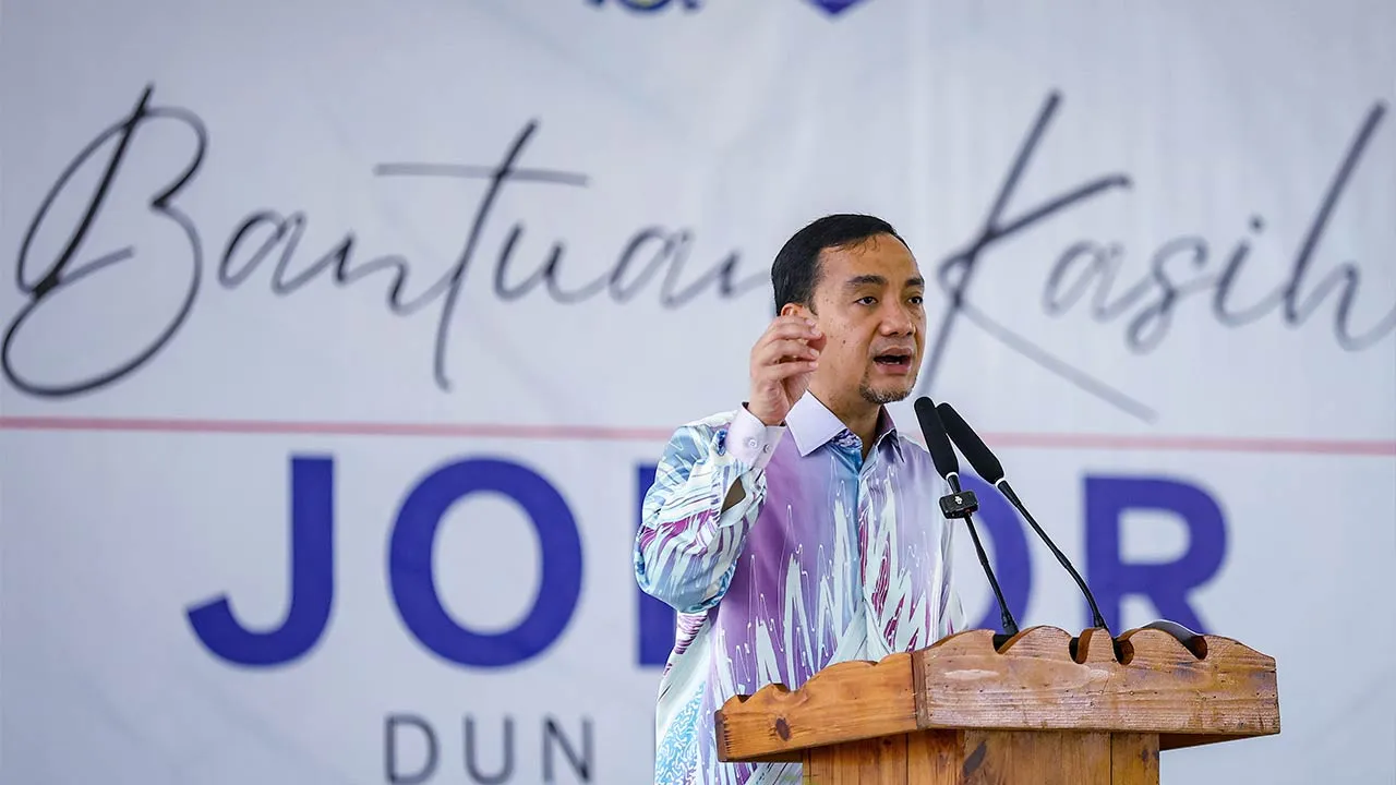 KLUANG, 18 Mei -- Menteri Besar Datuk Onn Hafiz Ghazi berucap pada Majlis Penyerahan Insentif Bantuan Kasih Johor (BKJ) Fasa 4 (Warga Emas) di PGA Simpang Renggam, baru-baru ini.