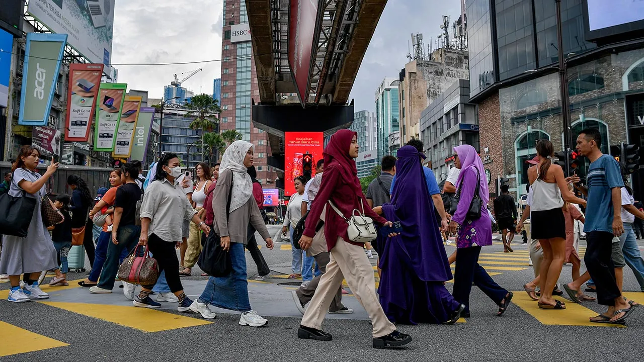 KUALA LUMPUR, 4 Jan -- Orang ramai serta pelancong dari luar negara dilihat berjalan kaki melintasi 'Lintasan Shibuya' di Bukit Bintang, hasil tinjauan fotoBernama hari ini.  --fotoBERNAMA (2025) HAK CIPTA TERPELIHARA