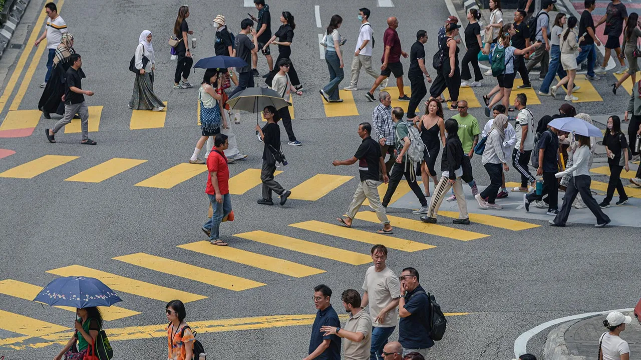 KUALA LUMPUR, 18 Okt -- Orang ramai serta pelancong dari luar negara berjalan kaki menggunakan lintasan Bukit Bintang yang dikenali sebagai 'Lintasan Shibuya' ketika tinjauan fotoBernama sempena Belanjawan 2025 di Bukit Bintang hari ini.  Dalam pembentangan Belanjawan 2025 Malaysia MADANI yang dibentangkan oleh Perdana Menteri Datuk Seri Anwar Ibrahim yang juga selaku Menteri Kewangan I mengumumkan kerajaan memperuntukkan RM550 juta diperuntukkan sebagai persiapan rapi negara bagi Tahun Melawat Malaysia 202