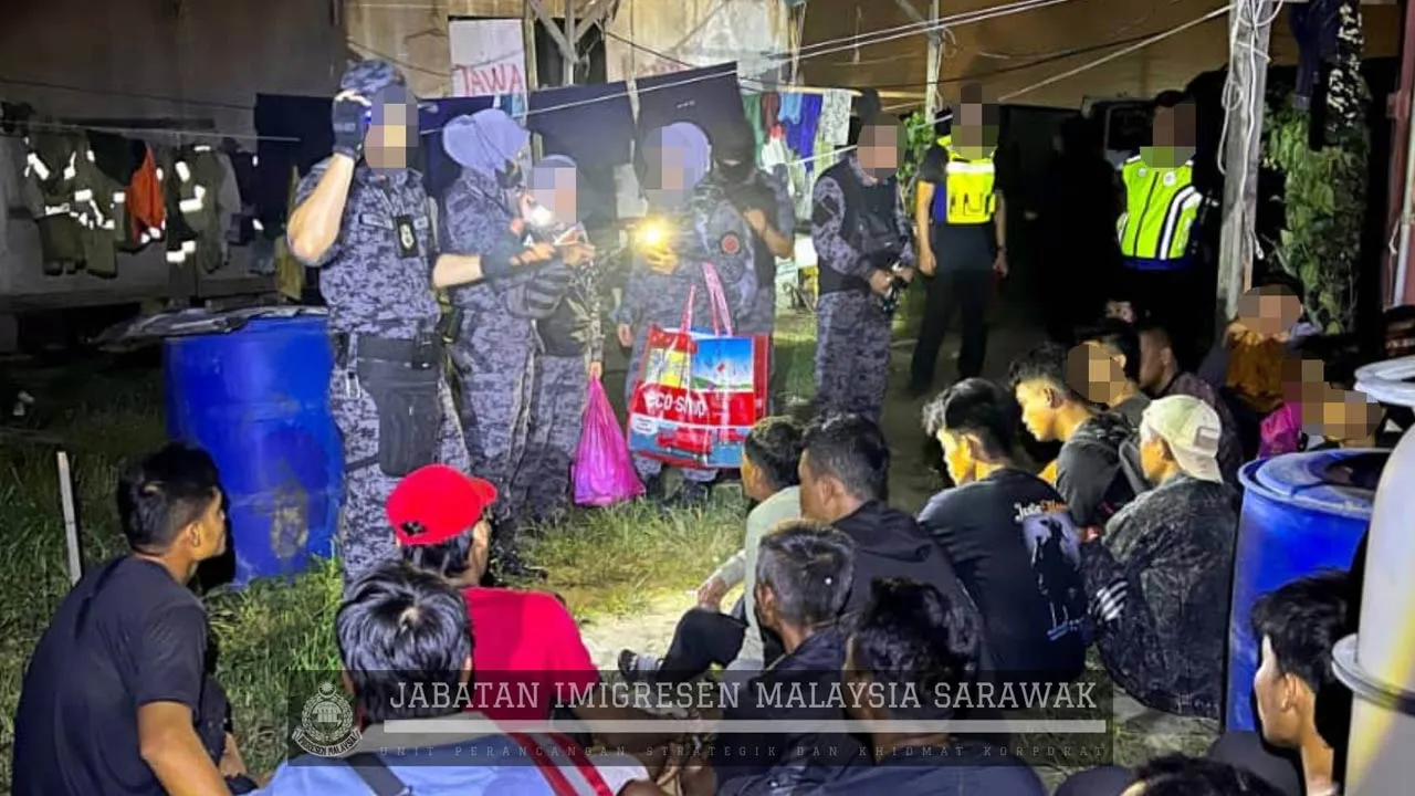 BINTULU, 08 MEI 2026 – Jabatan Imigresen Malaysia Negeri Sarawak (JIM) Bahagian Bintulu berjaya menahan seramai 47 pendatang asing tanpa izin (PATI) menerusi operasi bersepadu yang dilaksanakan selama dua hari bermula 06 Mei hingga 07 Mei 2026 di sekitar Bintulu dan Samalaju. Operasi melibatkan seramai 12 anggota JIM Bintulu dengan kerjasama lapan anggota Pasukan Polis Marin Wilayah 5 Bintulu menerusi pelaksanaan Ops Bersama, Ops Sapu dan Ops Belanja. Sepanjang operasi dijalankan, sebanyak enam lokasi telah