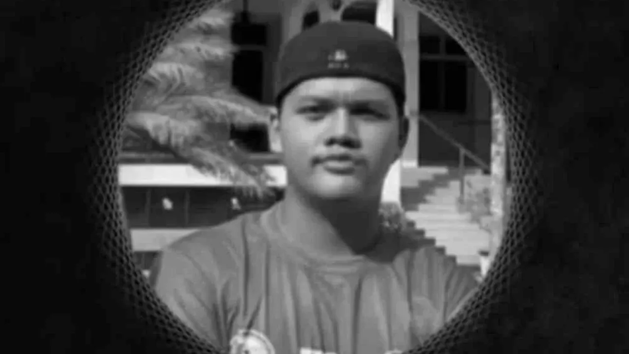 Muhammad Adam Putra tidak sedarkan diri sewaktu menjalani latihan di padang Batalion Kedua Pasukan Gerakan Am (PGA) Kulim pada Sabtu. Foto Ihsan FB Fakulti Sains Sukan dan Rekreasi UiTM (FSR Perlis)._SINAR HARIAN