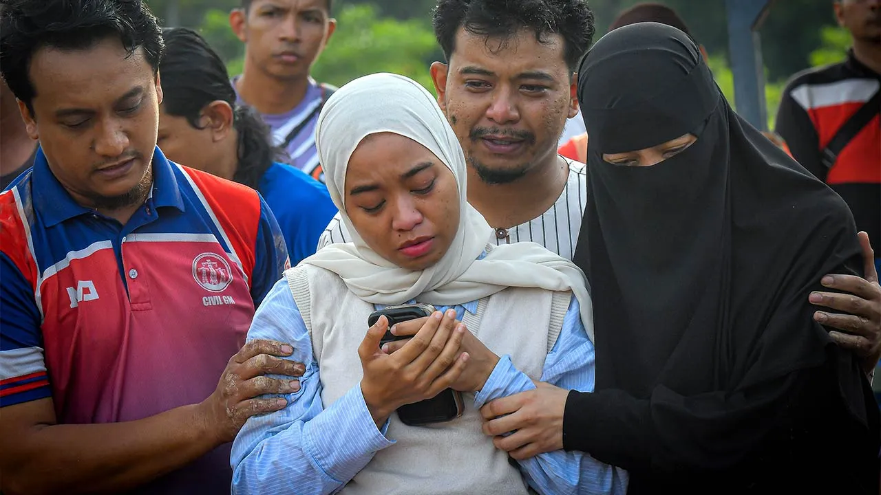SHAH ALAM, 4 Mei -- Afiqah Abdul Jalil, 33, (tengah) tidak dapat menahan kesedihan semasa memberi penghormatan terakhir kepada jenazah bapanya yang juga pelakon veteran Allahyarham Abdul Jalil Abdul Hamid, 69, pada upacara pengkebumian di Tanah Pekuburan Islam Seksyen 21 Shah Alam hari ini.  Terdahulu, jenazah disolatkan di Masjid Al-Munawwarah, Shah Alam selepas solat Asar sebelum dibawa ke tanah perkuburan untuk dikebumikan.  --fotoBERNAMA (2026) HAK CIPTA TERPELIHARA