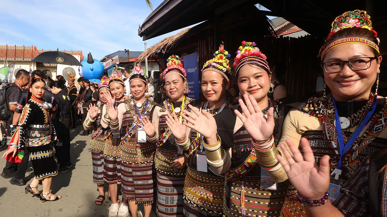KOTA KINABALU,30 Mei -- KOTOBIAN TADAU KAAMATAN (Selamat Hari Kaamatan) .... Gadis-gadis daripada suku kaum Rungus Kudat melambaikan tangan mengucapkan Kotobian Tadau Kaamatan kepada orang ramai yang tiba bagi menyambut Perayaan Pesta Kaamatan di Hongkod Koisaan, Persatuan Kebudayaan Kadazandusun (KDCA) di Penampang hari ini.  Perdana Menteri Datuk Seri Anwar Ibrahim dijangka hadir untuk merasmikan pesta ini. -- fotoBERNAMA (2026) HAK CIPTA TERPELIHARA
