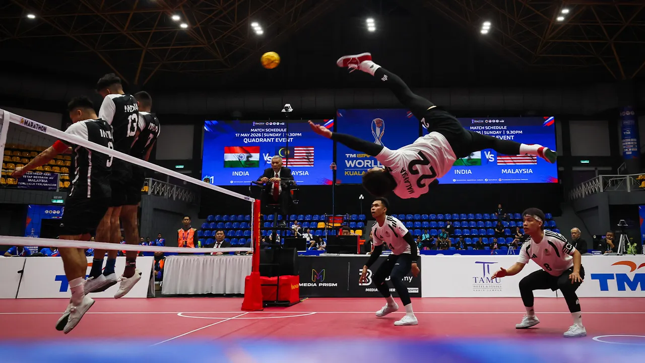 KUALA LUMPUR, 17 Mei -- Pemain sepak takraw Malaysia Muhammad Shahalril Aiman Halim membuat libasan ke atas pasukan India semasa aksi Kumpulan C acara kuadran pada Kejohanan Piala Dunia Sepak Takraw 2026 di Stadium Titiwangsa hari ini.  Skuad negara yang dibarisi Muhammad Afifuddin Mohd Razali, Muhammad Shahalri Aiman Halim, Muhammad Fetri Mohd Halim, Amirul Zazwan Amir dan Aidil Aiman Azwawi menewaskan skuad India dengan mata 2-1.  --fotoBERNAMA (2026) HAK CIPTA TERPELIHARA