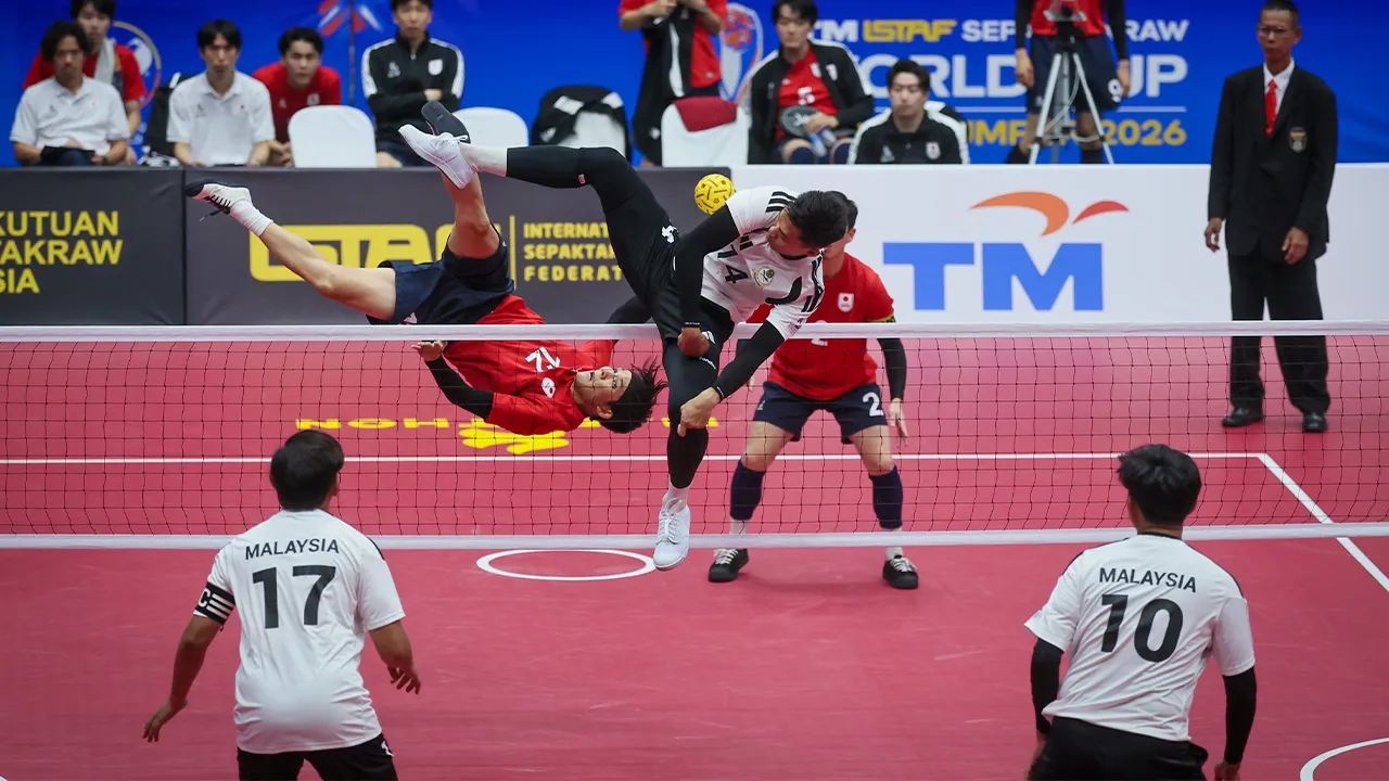 KUALA LUMPUR, 21 Mei -- Skuad regu sepak takraw negara beraksi menentang Jepun acara regu berpasukan pada Kejuaraan Piala Dunia Sepak Takraw 2026 di Stadium Titiwangsa hari ini.  Malaysia melangkah ke separuh akhir Piala Dunia Sepak Takraw 2026 selepas mendominasi Jepun 2-0 pada akai suku akhir.  --fotoBERNAMA (2026) HAK CIPTA TERPELIHARA