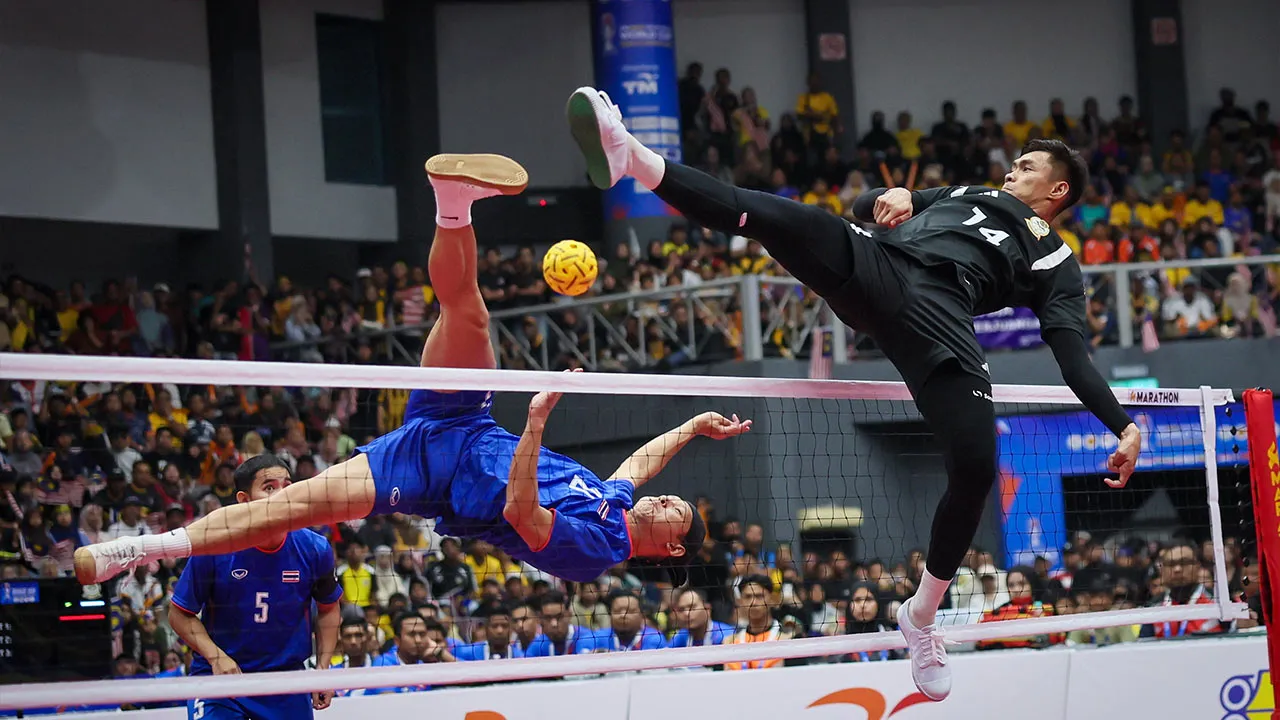 KUALA LUMPUR, 23 Mei -- Skuad regu sepak takraw negara beraksi menentang Thailand dalam acara akhir regu berpasukan pada Kejuaraan Piala Dunia Sepak Takraw 2026 di Stadium Titiwangsa hari ini.  --fotoBERNAMA (2026) HAK CIPTA TERPELIHARA