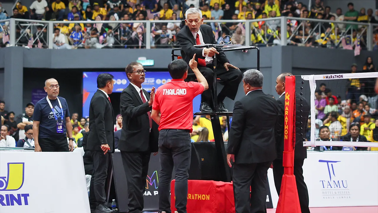 KUALA LUMPUR, 24 Mei -- Pengurus Pasukan Sepak Takraw Thailand Auychai Srisuwan (dua, kanan) membantah keputusan pengadil pada aksi final menentang pasukan Malaysia dalam acara regu berpasukan Piala Dunia Sepak Takraw 2026 di Stadium Titiwangsa, malam tadi.  Malaysia muncul juara acara regu berpasukan pada Kejohanan itu selepas Thailand menarik diri ketika aksi final yang berlangsung penuh kontroversi._BERNAMA
