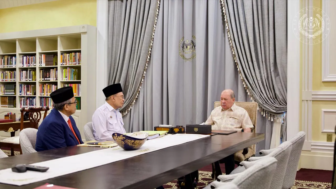 YANG DI-PERTUAN AGONG TERIMA MENGADAP PERDANA MENTERI KDYMM SPB Yang di-Pertuan Agong, Sultan Ibrahim berkenan menerima mengadap YAB Dato’ Seri Anwar Ibrahim, Perdana Menteri. Hadir sama, Tan Sri Shamsul Azri Abu Bakar, Ketua Setiausaha Negara.  Pertemuan YAB Perdana Menteri bersama Seri Paduka Baginda berlangsung di Istana Negara, Kuala Lumpur pada hari ini (18 Mei). -- FB Sultan Ibrahim Sultan Iskandar