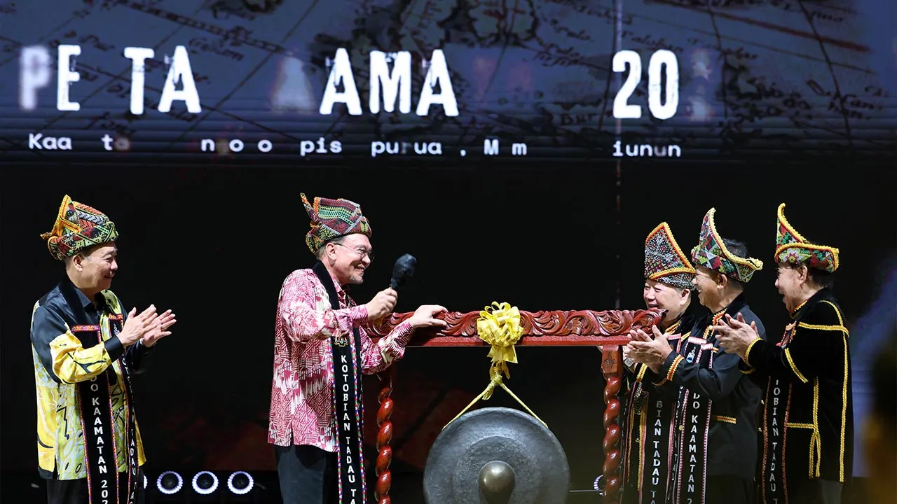 KOTA KINABALU,30 Mei -- Perdana Menteri Datuk Seri Anwar Ibrahim memukul gong sebagai simbolik perasmian Pesta Kaamatan 2026 di Hongkod Koisaan, Penampang, hari ini. Turut hadir Ketua Menteri Sabah Datuk Seri Hajiji Noor (kiri).  --fotoBERNAMA (2026) HAK CIPTA TERPELIHARA