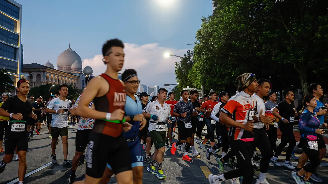 PUTRAJAYA, 9 Jun -- Sebahagian para peserta Powerman Malaysia 2024 memulakan larian di pekarangan Istana Kehakiman hari ini.  -- fotoBERNAMA (2024) HAK CIPTA TERPELIHARA
