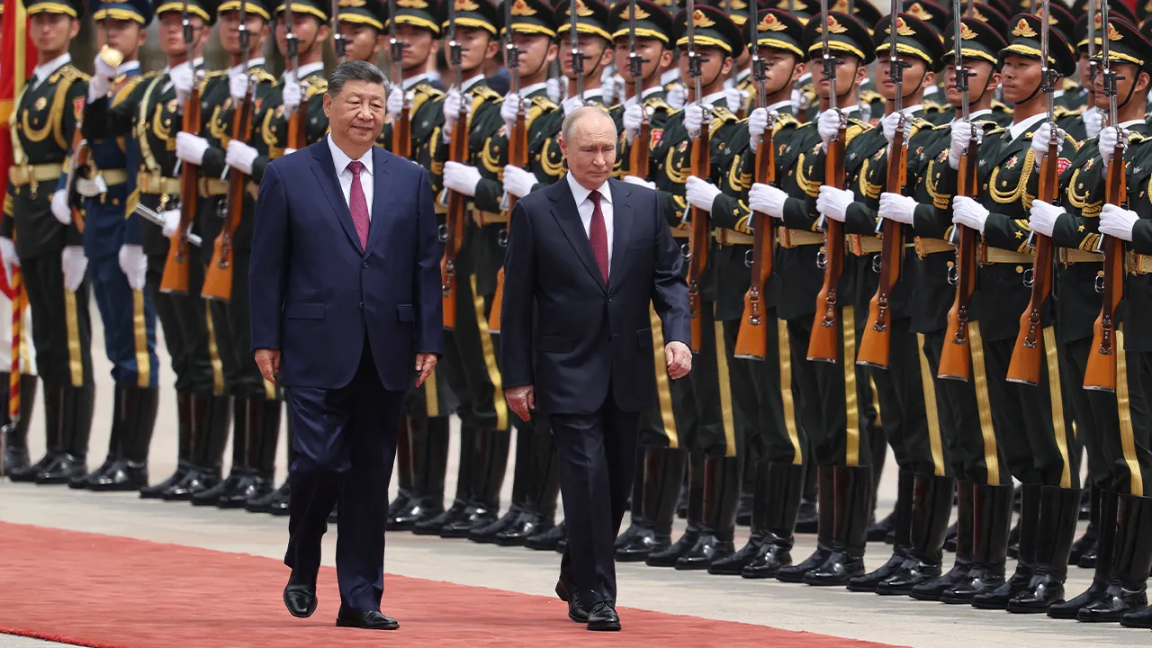Russian President Vladimir Putin and Chinese President Xi Jinping inspect an honor guard during a welcoming ceremony at the Great Hall of the People in Beijing, China May 20, 2026. REUTERS/Maxim Shemetov/Pool