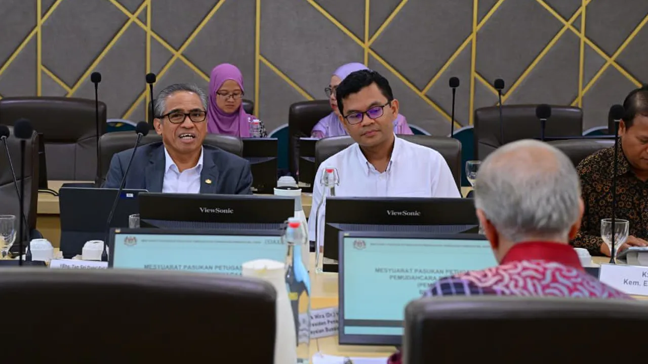 Selesai pasukan STAR bersidang pagi tadi, saya teruskan petang ini bersama pihak industri dan dewan perniagaan melalui Pasukan Petugas Khas Pemudahcara Perniagaan (PEMUDAH). 
