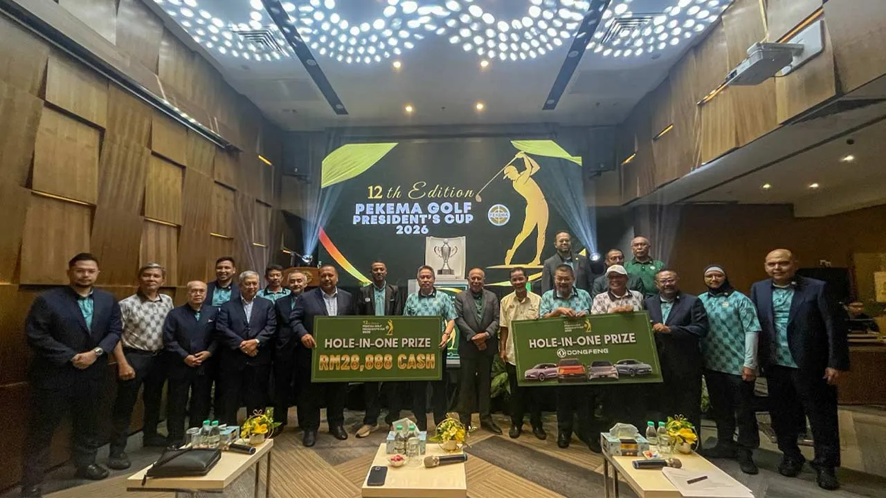 Barisan kepimpinan PEKEMA bergambar pada majlis pelancaran PEKEMA Golf President’s Cup Edisi Ke-12 bersama Yayasan Kebajikan Atlet Kebangsaan (YAKEB) serta legenda golf negara, Shaaban Hussin, di sini hari ini. Kejohanan itu menawarkan hadiah hole-in-one berupa empat kenderaan elektrik jenama Dongfeng termasuk model baharu Dongfeng 007 dan Vigo, selain wang tunai RM28,888, dan dijadual berlangsung di Palm Garden Golf Club, Putrajaya