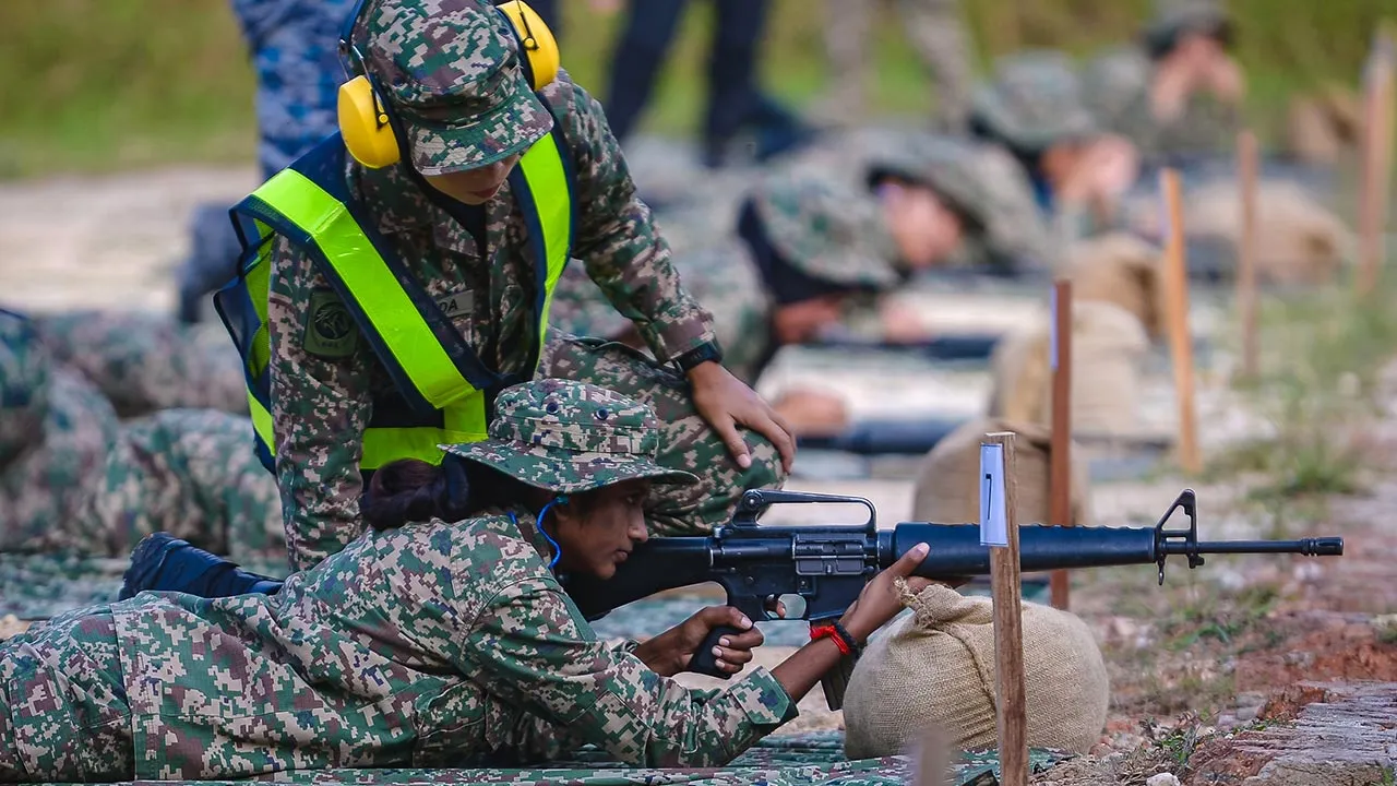 KUALA LUMPUR, 12 Okt -- Para pelatih Program Latihan Khidmat Negara (PLKN) menjalani latihan menembak di Lapang Sasar Kem Sungai Besi hari ini.  --fotoBERNAMA (2025) HAK CIPTA TERPELIHARA